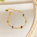 Delicato bracciale a catena sottile dorata con cinque gemme colorate e chiusura a moschettone - Bracciale in Oro Multicolore