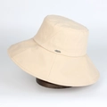 Detalle de gorro de pescador beige con ala ancha y elegante placa metálica rectangular plata - Ajustable / Beige