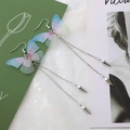Détail de boucles d'oreilles pampilles avec papillon dégradé bleu et fines chaînes - Style Gland Cône Argent Bleu-Vert