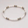 Bracelet Tila fait main avec des perles rectangulaires blanches, bleu-gris et dorées - Crème Gris-Bleu Or