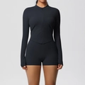 Dettaglio completo del completo sportivo nero donna con giacca zip e pantaloncini yoga - S / Nero