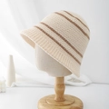 Detalle del tejido de gofre beige con rayas marrones en este gorro de pescador retro - Beige con rayas caqui