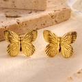 Eleganti orecchini a farfalla dorati con texture alare su base di pietra materica - Farfalla Texturizzata / Oro