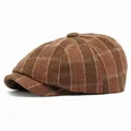 Casquette gavroche vintage à carreaux marron en laine mélangée sur fond blanc - Réglable / Café