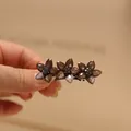 Elegante fermaglio per capelli a fiori marrone ambra con glitter e strass - 5cm - Caffè Resina Tre Fiori Molletta a Molla