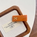 Barrette orange ondulée avec nœud doré sur fond de tissu beige de style vintage ins - Caramel 5cm