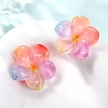 Vue macro de breloques fleurs de frangipanier en résine dégradée pour accessoires DIY - Rouge Violet Bleu