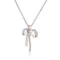 Collier élégant argenté avec pendentif nœud serti de zircons et reflet sur fond blanc - Argenté