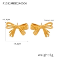 Vue détaillée des boucles d'oreilles nœud doré en acier titane de 1,4 cm sur 1,9 cm - F1532 Nœud / Or