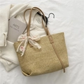 Stroh-Stofftasche mit rosa Blumen-Spitzenschleife und schmalen braunen Schultergurten - Khaki