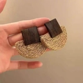 Dettaglio di orecchini geometrici in legno marrone e materiale in paglia intrecciata - Stile di giunzione in rattan e legno marrone scuro a semicerchio (6# Perno per orecchini in argento)
