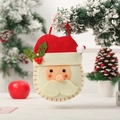 Sac cadeau Père Noël en feutre fait main suspendu à un sapin de Noël enneigé avec houx - Père Noël à Fond Rond