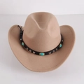 Detail eines Cowboyhut-Bandes mit silbernen Nieten und Türkis-Steinen - M (56-58cm) / Khaki