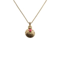 Collar dorado de moda con colgante redondo en relieve y piedra rosa en fondo blanco - Estilo Redondo Rosa