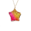 Halskette mit Sternanhänger in Pink-Gelb-Verlauf und Goldkette auf weißem Hintergrund - Rosa Gelb Verlauf