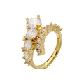 Détail de la bague dorée ornée de zircons cubiques avec un sertissage créatif - Or Zircon Blanc