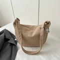 Khaki Cord-Schultertasche in Halbmondform mit niedlichem Wolken-Anhänger und Textur - Khaki