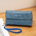 Portafoglio lungo da donna blu in ecopelle con trama a V e cinturino da polso - Blu