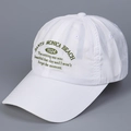 Dettaglio del cappellino bianco in nylon con ricamo verde Santa Monica Beach - M (56-58cm) / Bianco