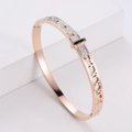Bracciale geometrico oro rosa con cristalli e numeri romani su piedistallo bianco - Oro rosa