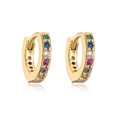 Dettaglio di orecchini a cerchio dorati con gemme colorate su sfondo bianco - Oro/Zirconia Multicolore