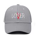 Dettaglio del cappellino grigio in cotone con ricamo delle scritte LOVER e LOSER unite - Regolabile / Grigio