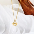 Elegante collana a cuore placcata oro con intarsio in madreperla bianca e catena a perle - Agata