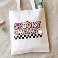 Dettaglio della stampa Spooky Mama su borsa in tela crema con icone festive di Halloween - 11