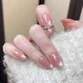 Gros plan d'ongles amande rose nude avec finition nacrée effet œil de chat - Toutes Tailles / Style Nacré Oeil de Chat Rose Nude / Pack de 30 / Goutte d'Eau Courte (BY2015)