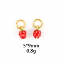 Dettaglio dei ciondoli fragola in smalto rosso 5x9mm con accenti di foglie d'oro - Mini Fragola (5*9mm)