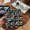 Dettaglio di una borsa in tela nera con ricamo a farfalla bianca e tracolla in pelle - Ricamo Anemone di Mare