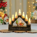 Primer plano de puente de 7 velas LED con escena de Papá Noel y base de bronce grabada - Papá Noel Sentado (Música/No giratorio)