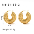 Makroansicht klobiger C-förmiger strukturierter vergoldeter Edelstahl-Ohrringe, 3cm - 18K Gold / Gold