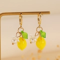 Detalle de los pendientes de limón amarillo con hojas verdes y flores de perla - Estilo de Aro de Limón (K-1294)