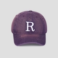 Détail d'une casquette en coton lavé violet avec la lettre R brodée en blanc en relief - Violet