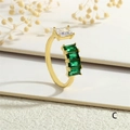 Detailaufnahme des goldenen verstellbaren Rings mit smaragdgrünen und klaren Zirkonia-Steinen - Einstellbar Offen / Grün-Weiße Stein-Stil (RG0628-C)