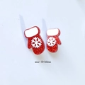 Vista macro de dijes de guantes navideños rojos con purpurina 13x20mm y copos de nieve - Guante de Copo de Nieve
