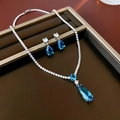 Dettaglio del set di gioielli in argento con collana e orecchini a goccia in zaffiro blu - Set Collana e Orecchini-Blu / Argento (Zirconia Blu)