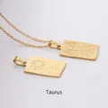 Detalle del collar con colgante rectangular de Tauro en acero inoxidable dorado - Tauro