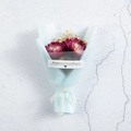Mini bouquet di fiori secchi rosa con nebbiolina in carta azzurra e nastro dorato - Fiori Rosa Viola - Confezione Blu Chiaro