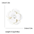 Afmetingen en gewicht van de witte emaille camelia broche met strass steentje - Wit