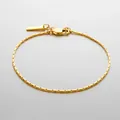 Vista ravvicinata del bracciale in acciaio inossidabile dorato con pendente a barra - 18+2cm / Catena a Maglia 1.3mm / Oro 18K