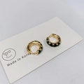 Boucles d'oreilles créoles dorées en laiton avec zircons vert foncé sur support - Strass Vert (Ton Or)