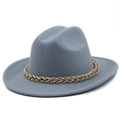 Dettaglio di cappello in feltro blu-grigio con catena decorativa a maglie dorate - M (56-58cm) / Grigio chiaro