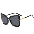 Übergroße Schmetterling-Sonnenbrille mit schwarzem Rahmen und goldenem T-Detail - Glänzend Schwarz/Graue Linse