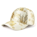 Détail de la casquette beige élégante en brocart floral avec broderie dorée et texture - Réglable / Beige