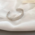 Zilveren open armband met gehamerde textuur en onregelmatig geometrisch metaalontwerp - Zilver - Klein
