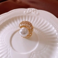 Detail van vergulde ring met grote parel en zirkoon op een wit keramisch serveerblad - Luxe Ring Met Grote Parel Echt Verguld (4#)