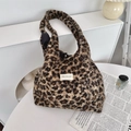 Gros plan d'un sac cabas en fausse fourrure léopard avec fermoir magnétique doux - Sac de Gilet Marron