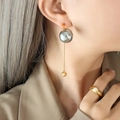 Orecchini a catena dorata con perla grigia e anello abbinato con perla bianca - Grigio